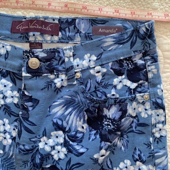 174.) CLEAR OUT Gloria Vanderbilt / Blue Floral  / Denim / Capris - Picture 2 of 8